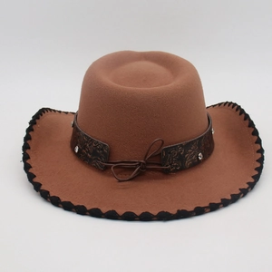 Dettaglio cappello cowboy marrone con cuciture nere a contrasto e fascia in pelle decorata