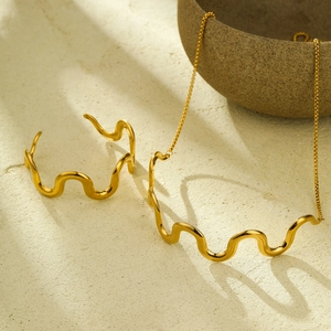Minimalist 18K gold-plated stainless steel wavy necklace and bracelet jewelry set