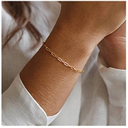 Vue détaillée d'un bracelet à maillons dorés minimaliste porté au poignet avec style