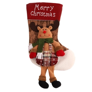 Großer Weihnachtsstrumpf als Geschenkbeutel mit 3D-Rentier für festliche Dekoration