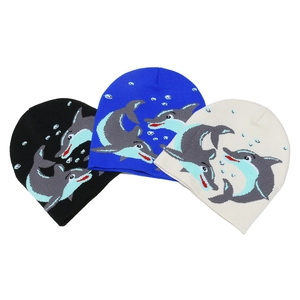 Trois bonnets en tricot noir, bleu roi et crème avec broderies dauphins mignonnes
