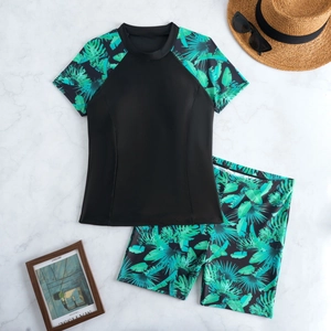 Maillot de bain deux pièces pour femme avec manches et short à imprimé tropical