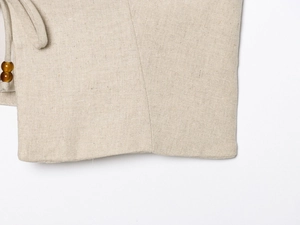 Macro d'un tissu en lin beige avec cordon de serrage à perles sombres détaillé