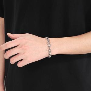 Détail d'un bracelet en chaîne à maillons en acier inoxydable argenté avec fermoir mousqueton