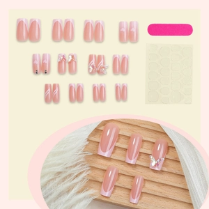 Set unghie finte rosa con farfalle 3D e decorazioni a cuore su punte quadrate