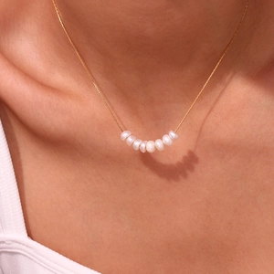 Collar minimalista de oro de 18k con siete perlas naturales de agua dulce para mujer