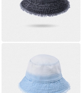 Dettaglio dei bordi sfilacciati sui cappelli a secchiello in denim sfumato grigio e blu