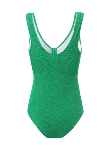 Détail du maillot de bain vert avec tissu gaufré texturé et décolleté plongeant en V