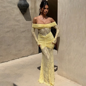 Détail de la robe jaune à épaules dénudées avec dentelle élégante et plis froncés