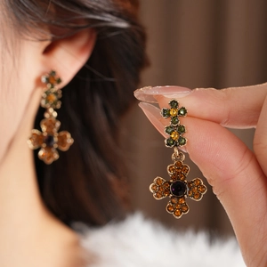 Détails des boucles d'oreilles vintage en bronze avec strass ambre et violet