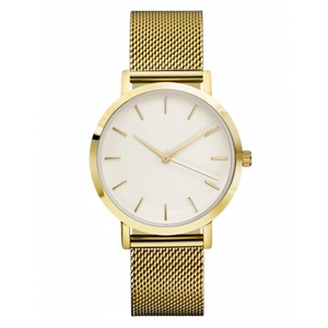 Détail du bracelet en maille d'acier doré et du cadran blanc minimaliste