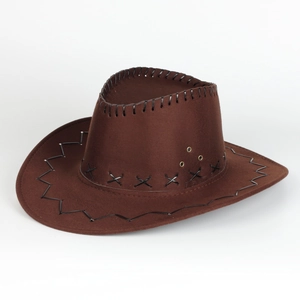 Détail d'un chapeau de cowboy marron foncé avec coutures décoratives noires et œillets