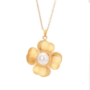 Halskette aus goldfarbenem Edelstahl mit Blumenanhänger, Perle und strukturierten Blüten