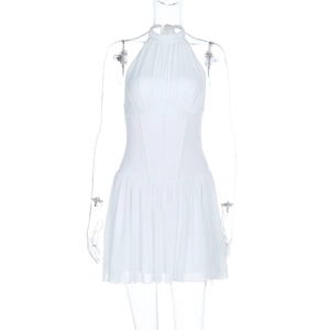Détail d'une robe blanche dos nu avec taille haute et jupe plissée courte évasée