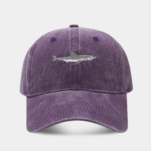 Detailaufnahme der lila gewaschenen Baumwoll-Baseballkappe mit Hai-Stickerei