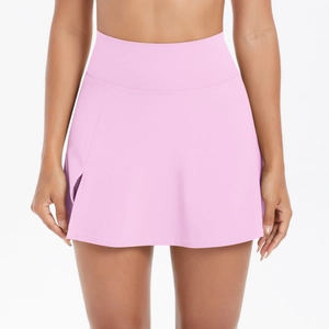 Dettaglio della gonna pantalone da tennis rosa a vita alta con spacco laterale