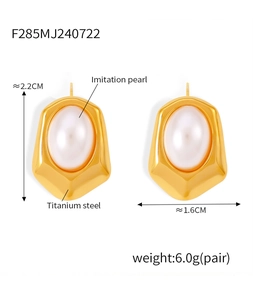 Details zu den Maßen der geometrischen Perlenohrringe aus 18k vergoldetem Titanstahl