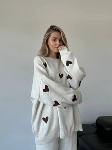 Maglione oversize in maglia beige con ricamo a cuore marrone scuro e girocollo morbido