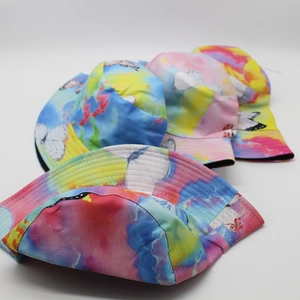 Détail de plusieurs chapeaux bob colorés tie-dye avec motifs imprimés de papillons