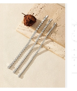 Detail van drie VVS1 moissanite tennisarmbanden in S925 sterling zilver op decorsteen