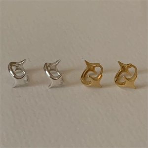 Close-up of gold and silver S925 sterling silver star stud earrings with 925 hallmarks