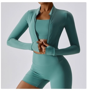 Dettaglio completo del set da yoga verde con fori per il pollice e pantaloncini alti