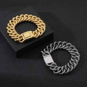 Détails macro des bracelets chaîne torsadée en acier 316L finis en or et argent vieilli