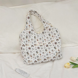 Détail d'un sac cabas matelassé crème avec motifs de dessins animés snoopy
