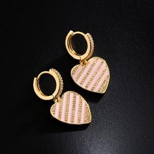 Orecchini a cuore in rame placcato oro 18K con strisce rosa e zirconi incastonati