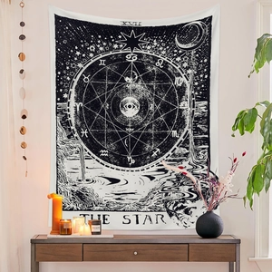 Dettaglio dell'arazzo tarocchi The Star con simboli astrologici e design bianco e nero