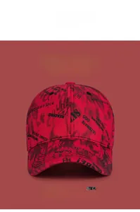 Détail de casquette de baseball rouge avec lettres graffiti noires et texture coton