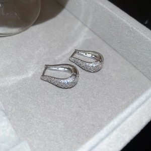 Vue détaillée de boucles d'oreilles créoles en forme de U avec pavé de zircons