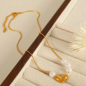 Collier cœur plaqué or de style français avec perles dans un écrin à bijoux en bois