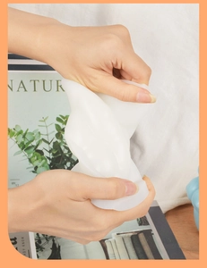 Nahaufnahme einer hochflexiblen weißen Silikonform zur Darstellung der Materialqualität