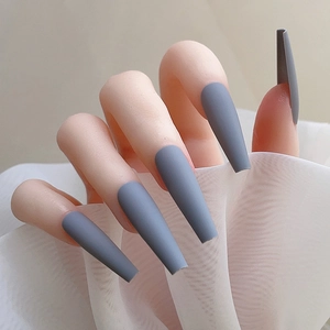 Détail de faux ongles cercueil extra-longs gris mat avec une finition mate premium