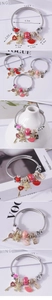 Dettaglio del bracciale regolabile in acciaio inossidabile con ciondoli a forma di orso e cuore