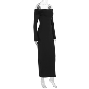 Vue latérale détaillée d'une robe longue noire moulante avec épaules dénudées