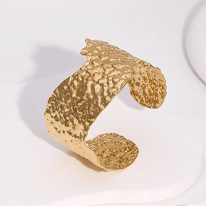Bracelet manchette ouvert en acier inoxydable doré 18k avec texture martelée élégante