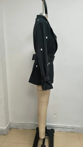 Détail de la robe blazer noire avec strass carrés et poignets fendus évasés