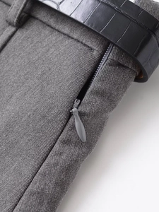 Detailaufnahme der grauen Twill-Shorts mit nahtlosem, verdecktem Reißverschluss im Detail