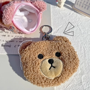 Dettaglio del portamonete orsetto di peluche con cerniera, portachiavi e fodera interna
