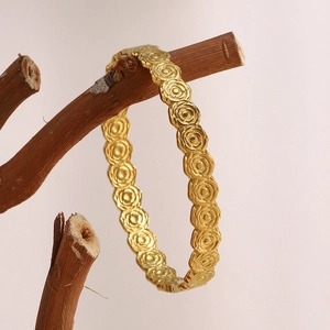 Bracciale floreale in acciaio placcato oro 18K con rose in rilievo su un ramo di legno