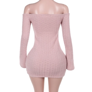Vue arrière d'une mini robe en maille rose à épaules dénudées et texture douce