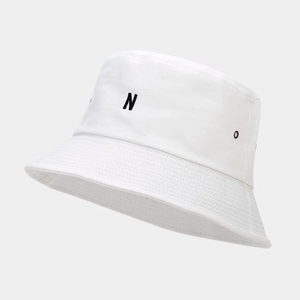Vue détaillée du chapeau bob en coton blanc avec broderie N noire et œillets en métal