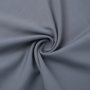Détail du tissu en maille grise montrant la texture lisse et le tombé fluide