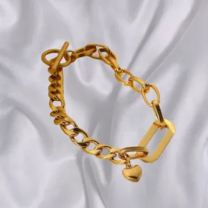 Bracelet gourmette en acier doré avec pendentif cœur et fermoir à bascule sur soie