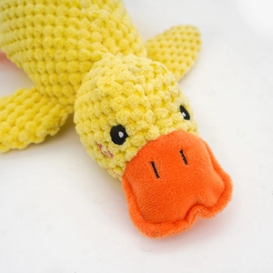 Dettaglio del giocattolo di peluche per cani in velluto ananas giallo testurizzato