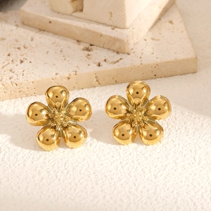 Goldene 18k vergoldete Edelstahl Blumen-Ohrstecker Set auf einem strukturierten Sockel
