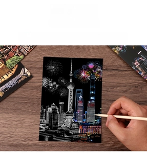 Gros plan d'un stylet grattant le dessin de la tour Perle de l'Orient à Shanghai en art nocturne