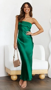 Elegante abito lungo in raso verde senza spalline con finitura setosa e schiena nuda